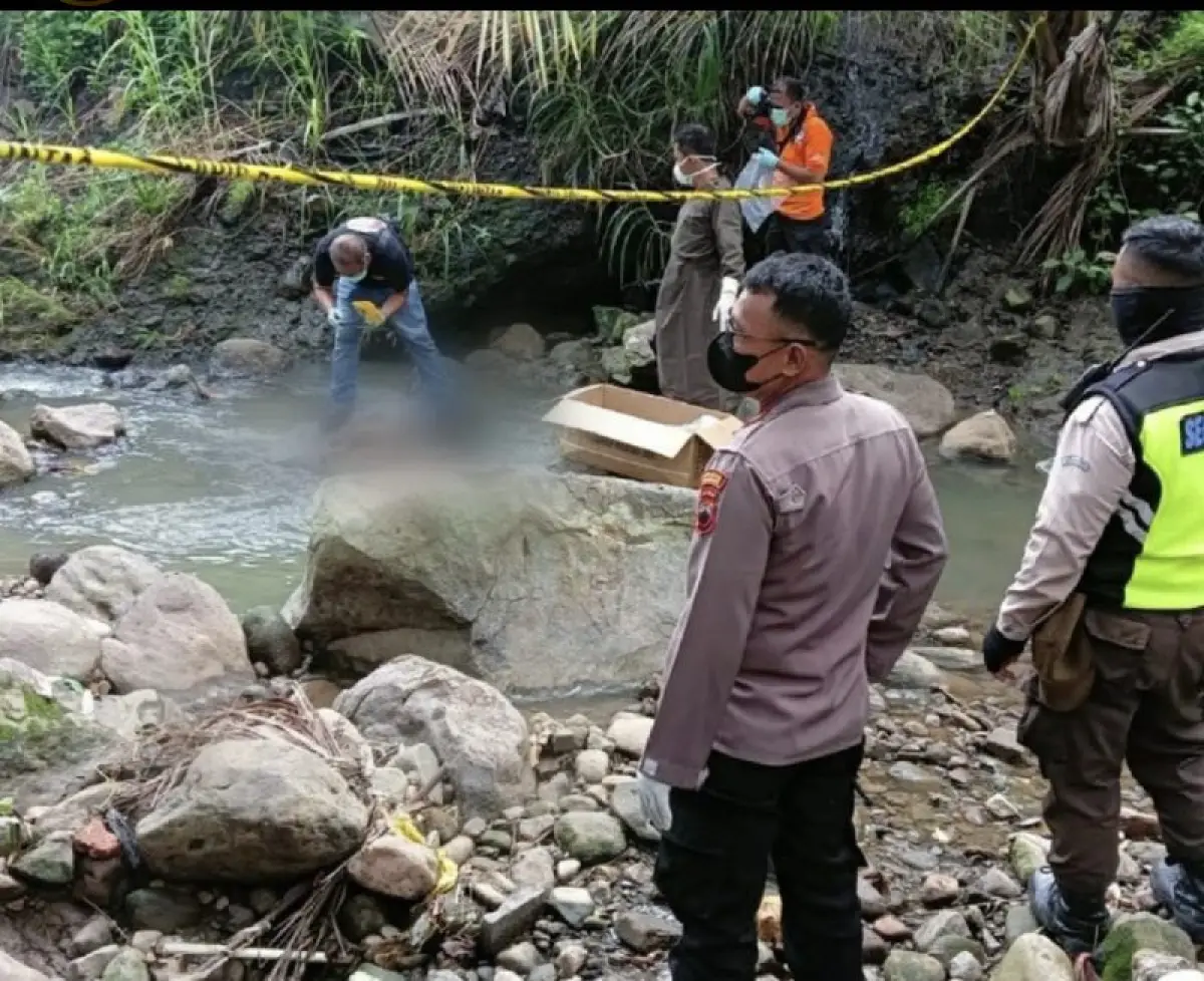saat polisi evakuasi jenazah bayi di sungai kawasan wisata Cimory Semarang (Sumber : instagram @beritasemaranghariini)