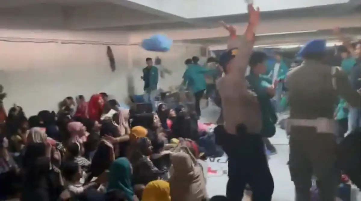 Ratusan mahasiswa di Aceh mengusir paksa Rohingya yang tinggal sementara di BMI Aceh, Rabu 27 Desember 2023. (Sumber : X @nuggetpedaz - InfoSemarang.com)