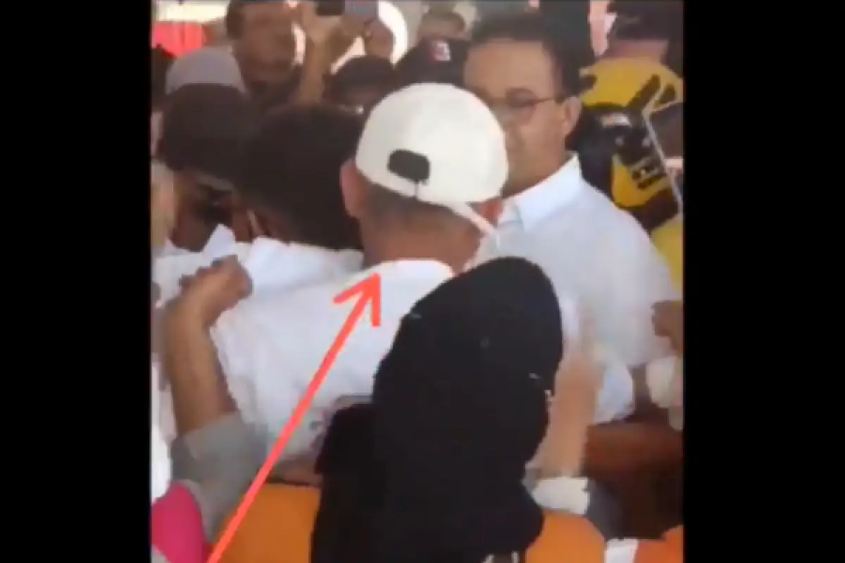Viral video Anies Baswedan ditampar pendukungnya saat kampanye di Pontianak. (Sumber : x.com/AbuNawasReturn)