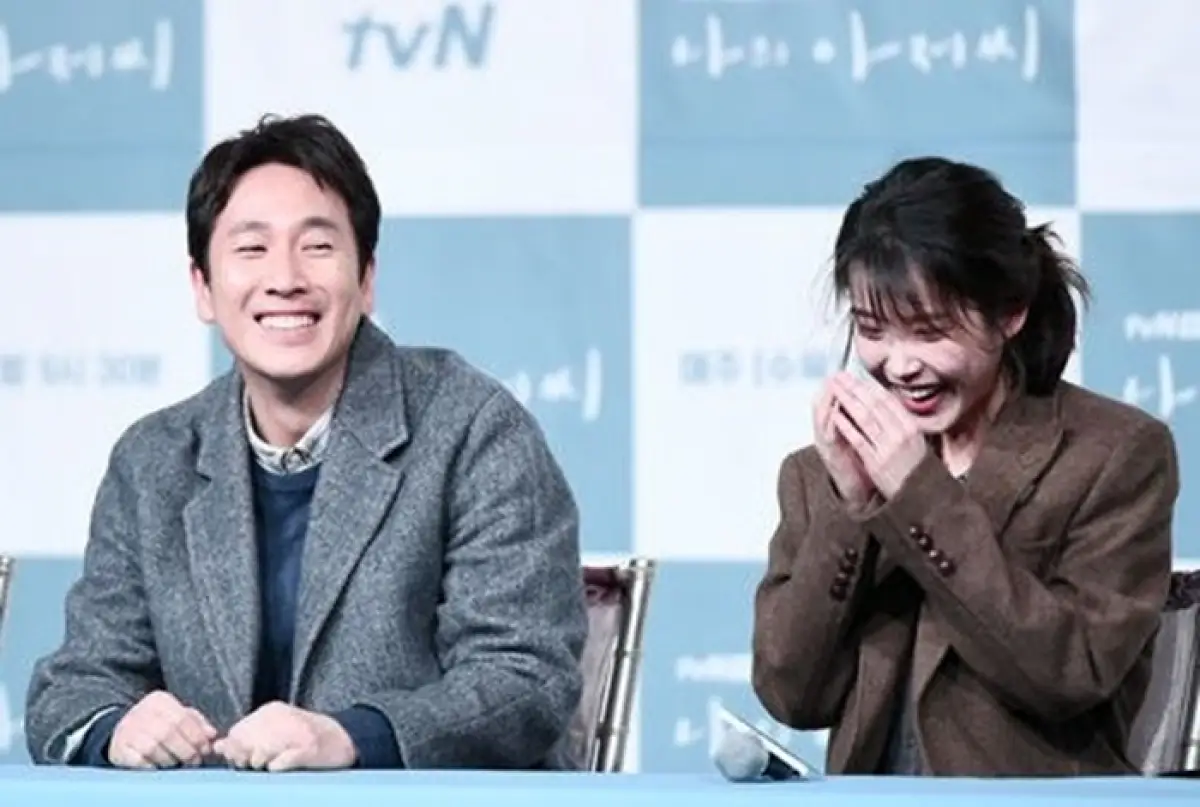 Penyanyi IU tampak hadir di pemakaman Lee Sunkyun yang sudah menjadi sahabatnya sejak drama My Mister. (Sumber : Naver - InfoSemarang.com)