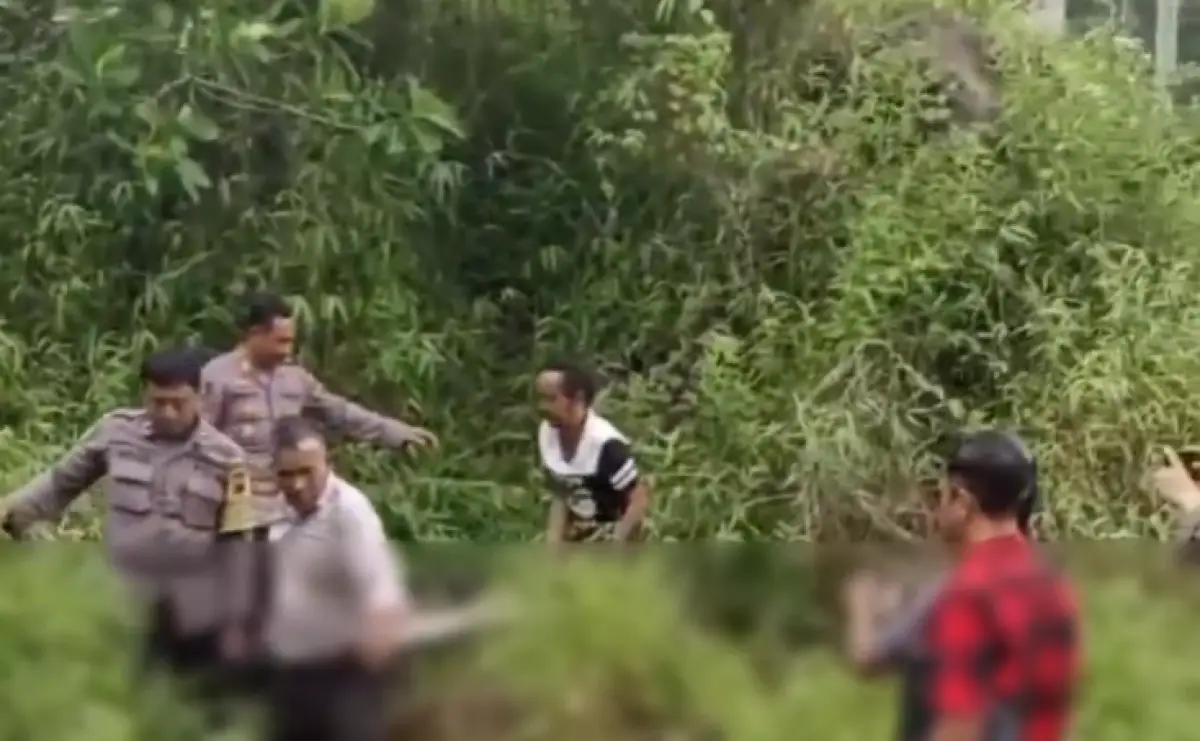 Seorang pria teriak minta tolong setelah diduga nekat loncat dari Jembatan Atas Tol Tuntang, Bawen, Kabupaten Semarang, Kamis 28 Desember 2023. (Sumber : Instagram @portalsemarang - InfoSemarang.com)