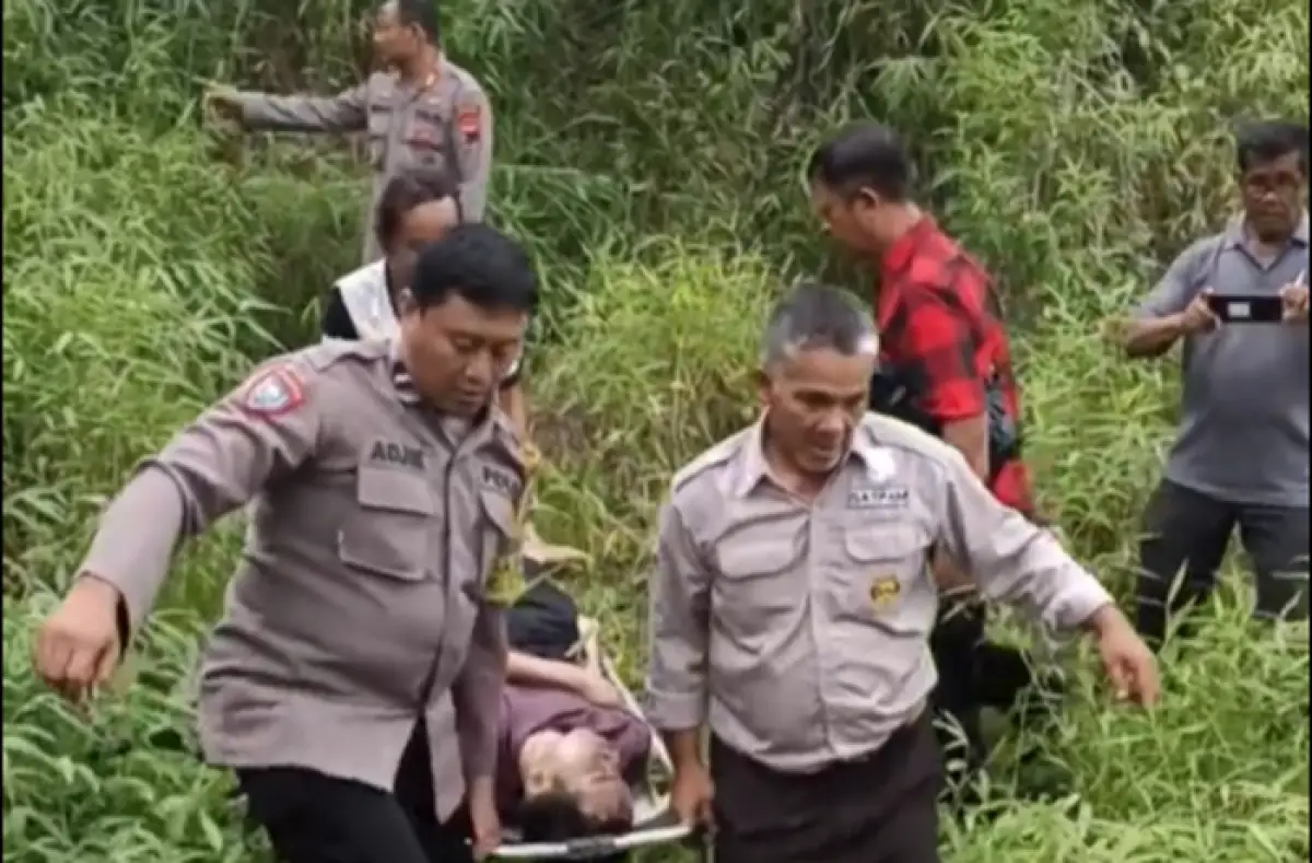 Pria yang diduga nekat loncat dari Jembatan Atas Tol Tuntang Bawen dinyatakan tewas di RS At Tin setelah sempat ditolong oleh seorang pemancing, Kamis 28 Desember 2023. (Sumber : Facebook Bawen News - InfoSemarang.com)