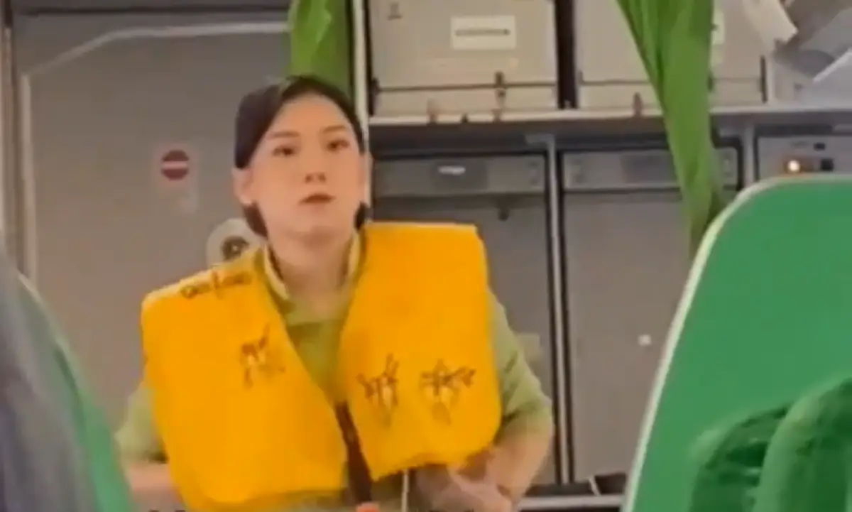 Viral lagi video Bella Damayka, pramugari Citilink yang selingkuh dengan Elmer Syaherman suami Ira Nandha, yang terbaru yakni sedang memperagakan alat keselamatan di pesawat. (Sumber : X @deastronoed - InfoSemarang.com)