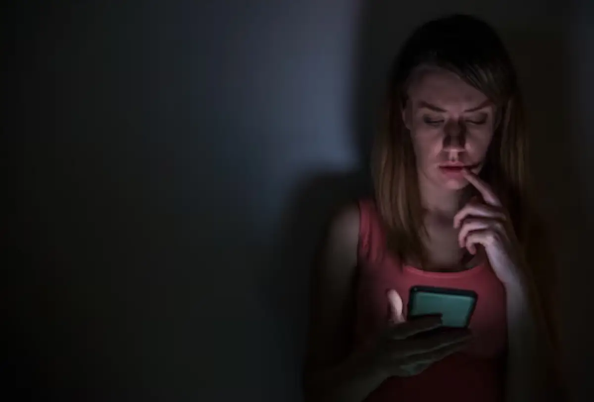 Ilustrasi perempuan diikuti stalker (Sumber : Freepik/Dragana Gordic)