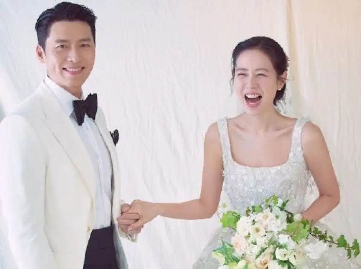 pasangan selebriti yang berhasil dibongkar Dispatch, salah satunya Hyun Bin dan Son Ye Jin (Sumber : Koreaboo)