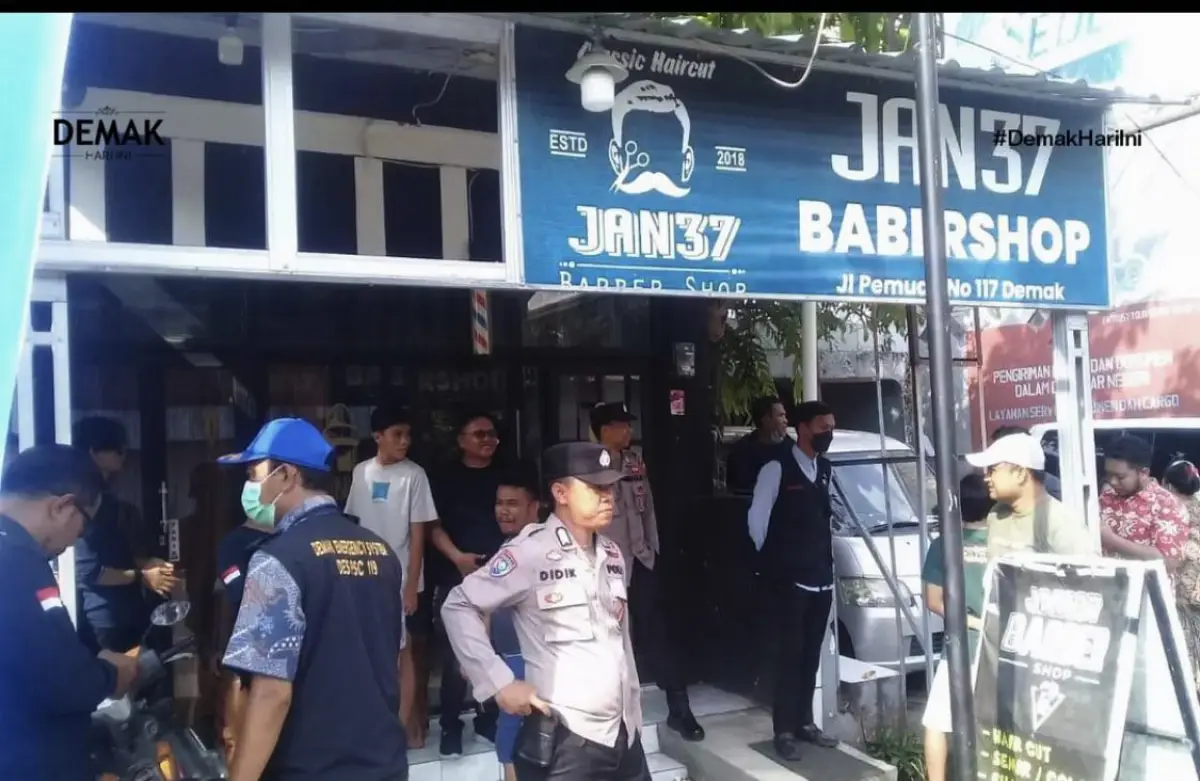 seorang tukang cukur ditemukan tewas dalam tokonya, diduga jadi korban pengeroyokan anak punk (Sumber : instagram @demakhariini)