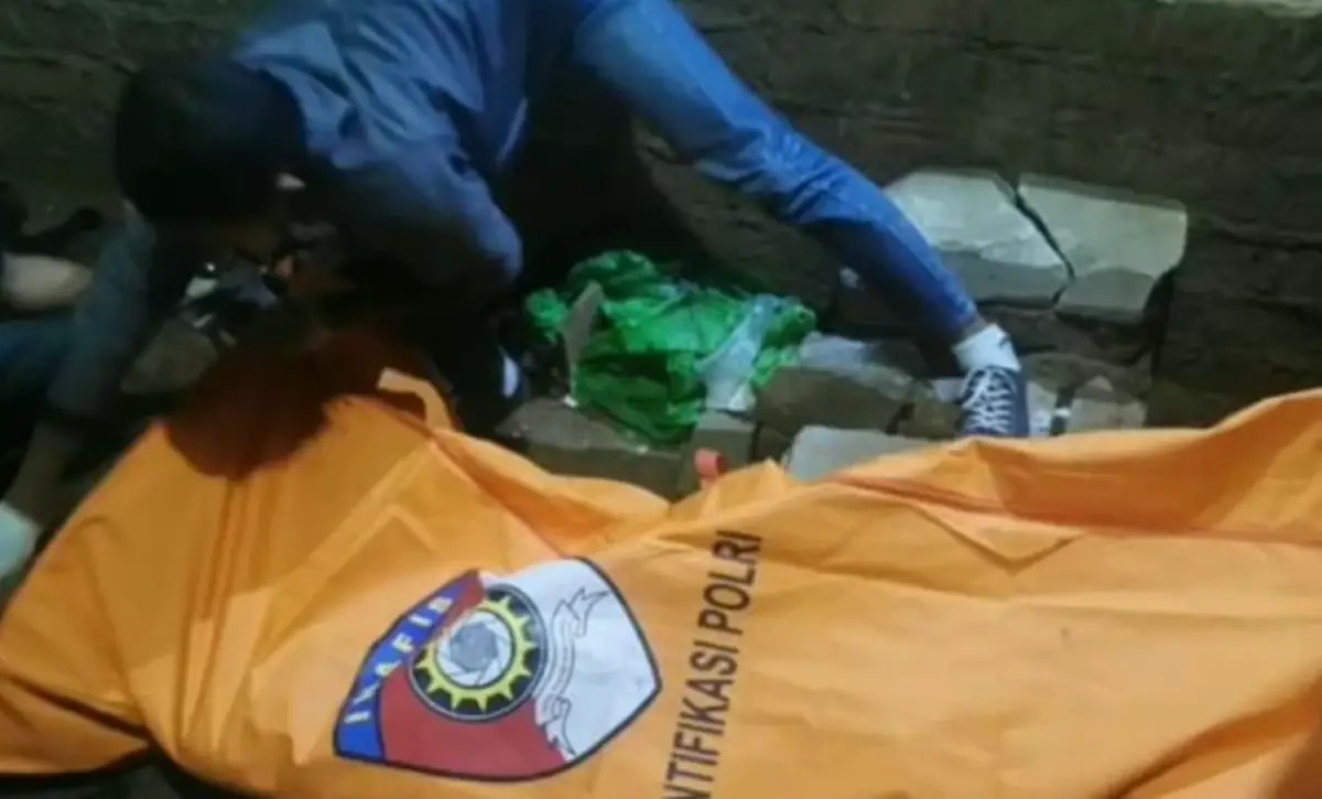 Pemuda mabuk tewas setelah dianiaya ayahnya sendiri gara-gara mengancam adiknya menggunakan pisau pada Senin 1 Januari 2024 sore di Tambangan, Mijen, Kota Semarang. (Sumber : Team Elang Hebat Semarang - InfoSemarang.com)