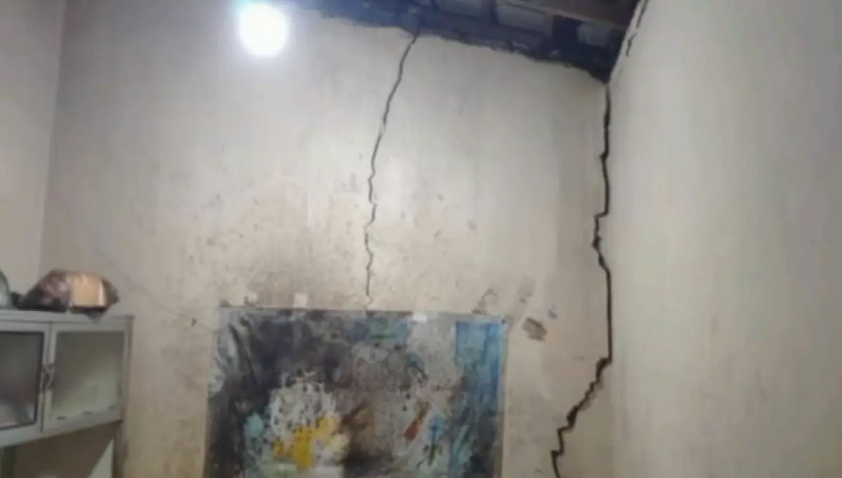 Bencana tanah longsor terjadi di Lempongsari RT 2 RW 3, Gajahmungkur, Kota Semarang, pada Senin 1 Januari 2024 malam, mengakibatkan rumah seorang warga amblas. (Sumber : Instagram @informasiseputarsemarang - InfoSemarang.com)