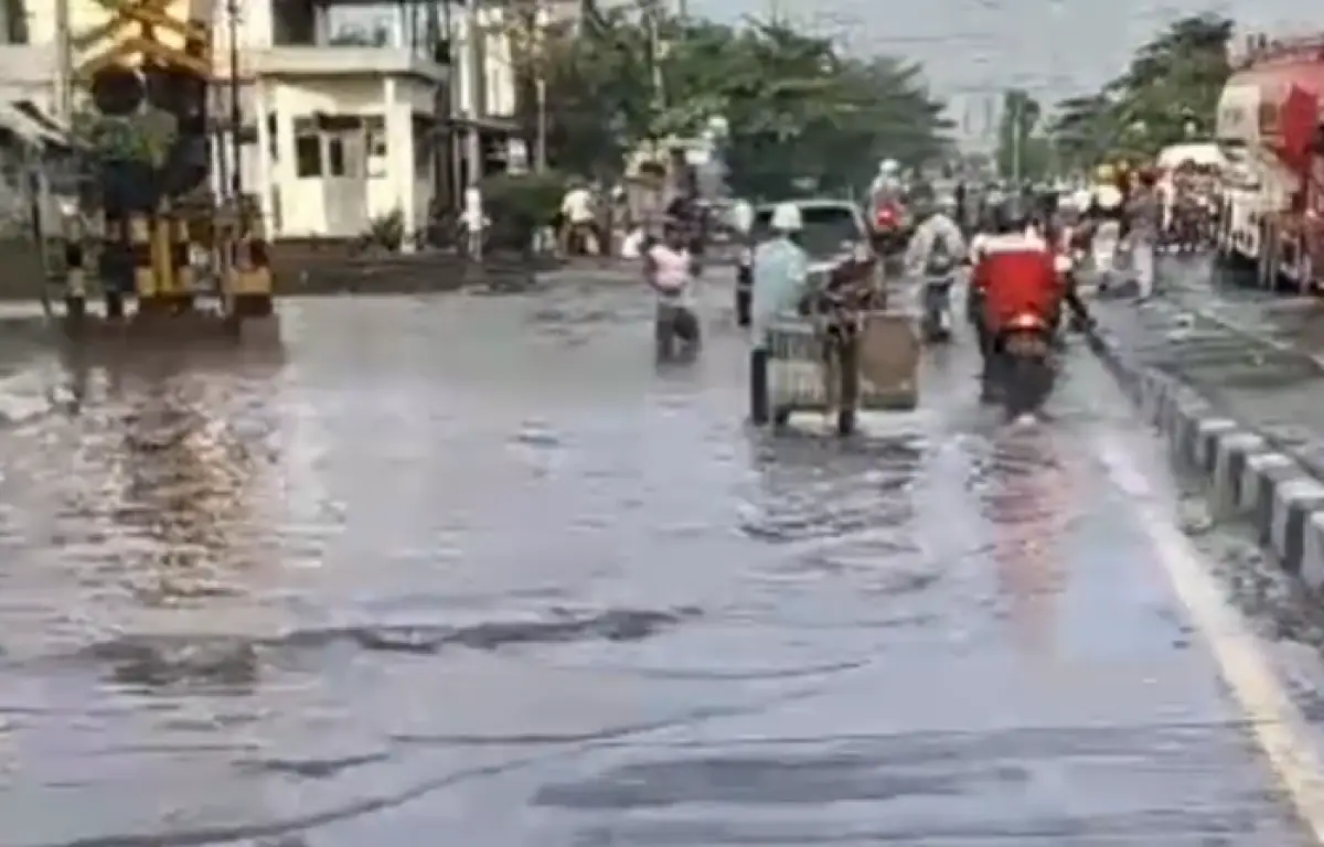 Ada 3 titik di Kota Semarang yang kondisinya digenangi air pada Rabu 3 Januari 2023 pagi ini, imbas diguyur hujan deras. (Sumber : Instagram @rasikausa - InfoSemarang.com)