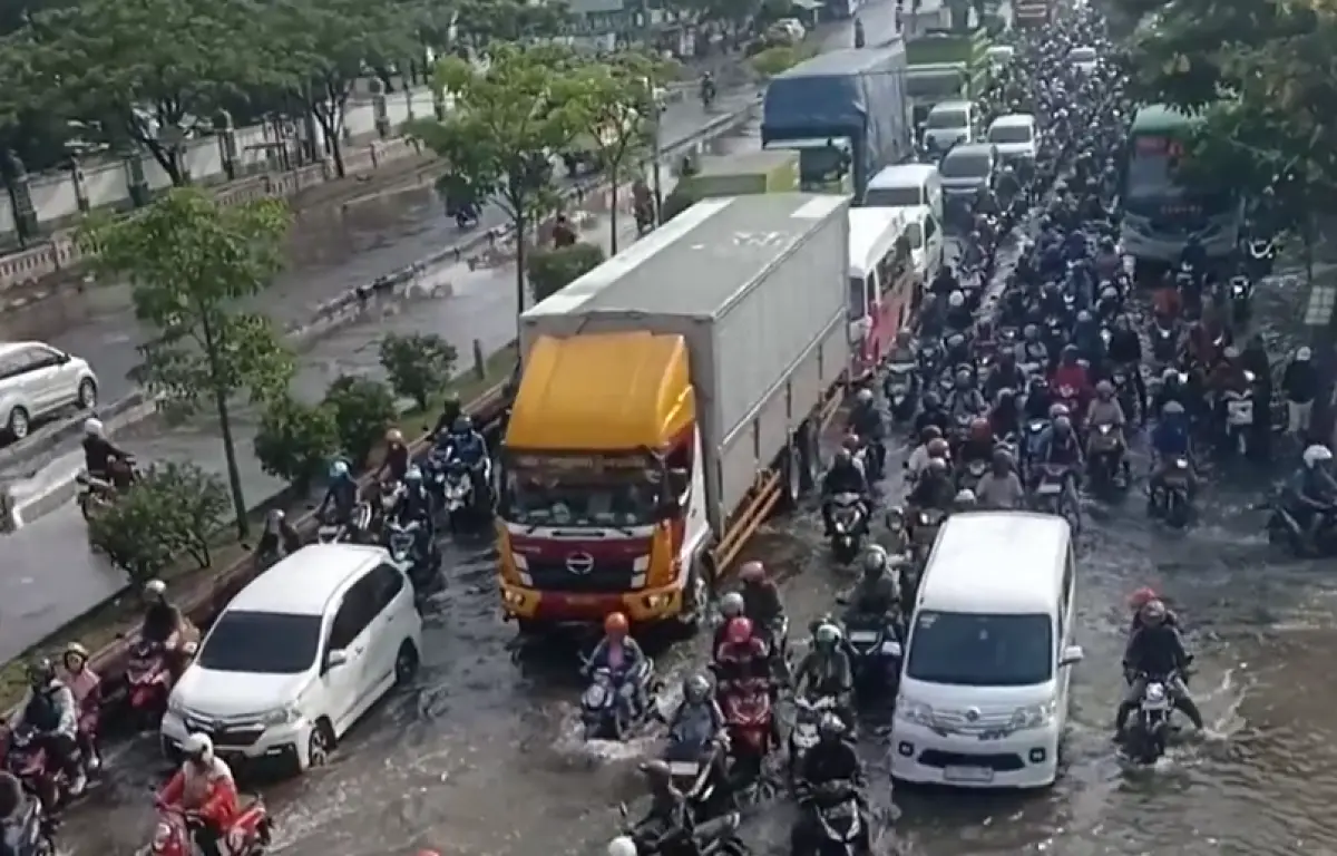 Genangan air di Jalan Kaligawe membuat laju kendaraan mengalami hambatan, terpantau ada kemacetan ekstrem di kawasan ini pada Rabu 3 Januari 2023 pagi. (Sumber : Instagram @infokejadian_genuk - InfoSemarang.com)