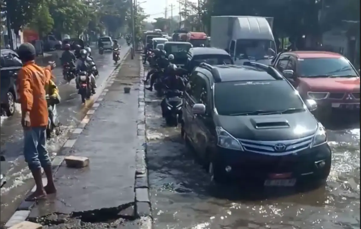 Pantauan banjir di kawasan perlintasan kereta api di Kaligawe pada Kamis 4 Januari 2024 pagi. (Sumber: Instagram @infokejadian_genuk)