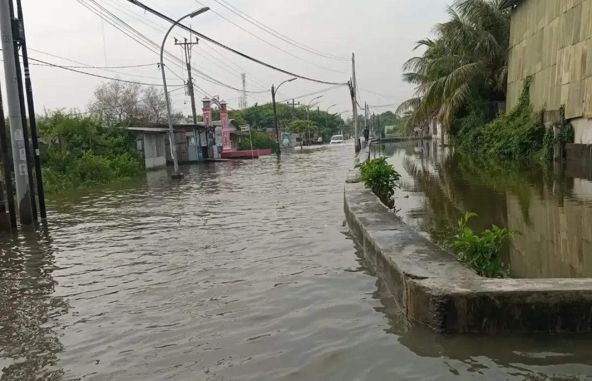 Genangan air yang cukup parah terjadi di kawasan Jalan Gebanganom, Genuk dan Semarang Timur, pada Kamis 4 Januari 2024 pagi. (Sumber : Facebook MIK Semar - InfoSemarang.com)