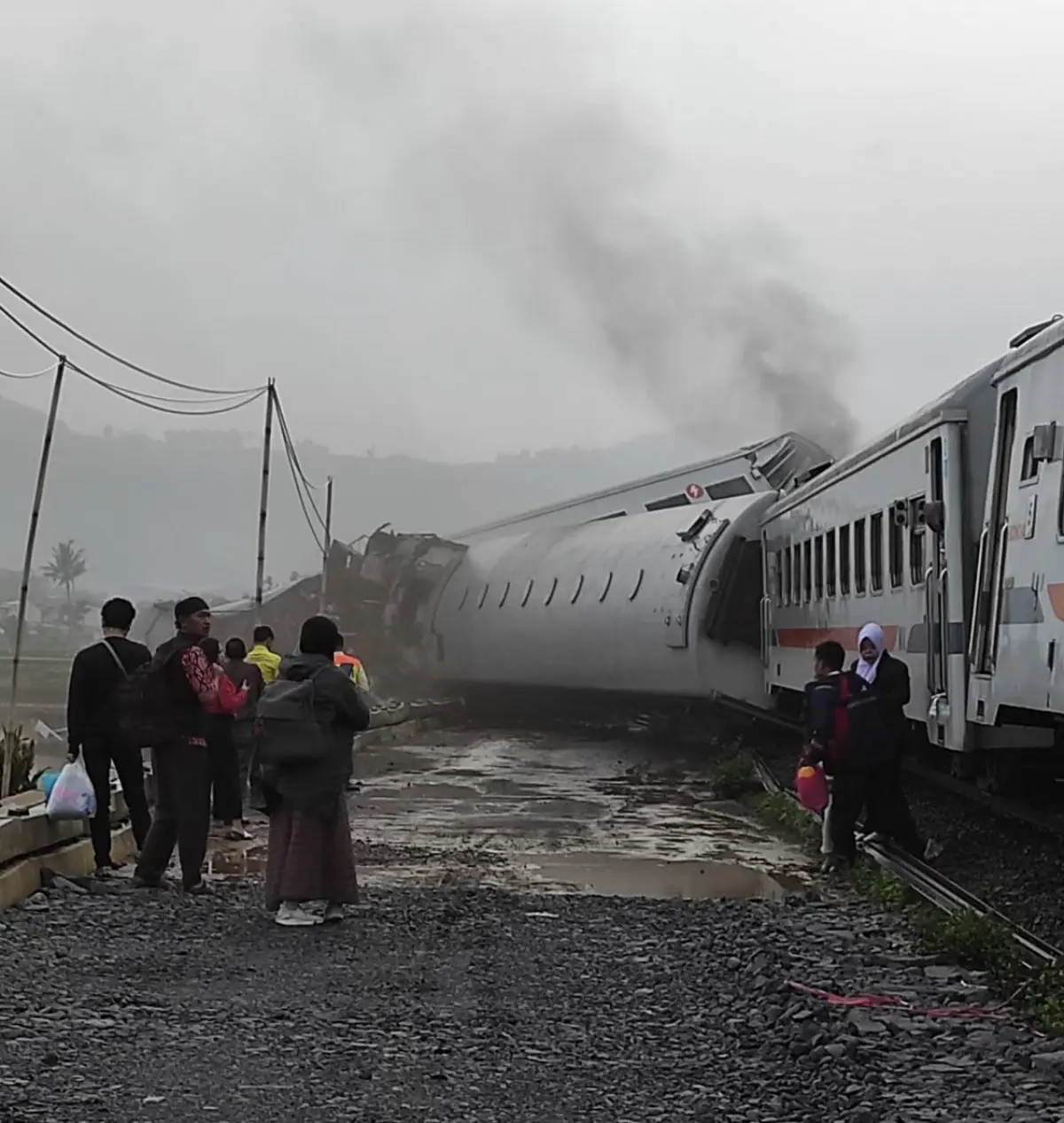 kecelakaan adu banteng KA Turangga vs KA Bandung Raya (Sumber : Twitter @cherrybiscotti)