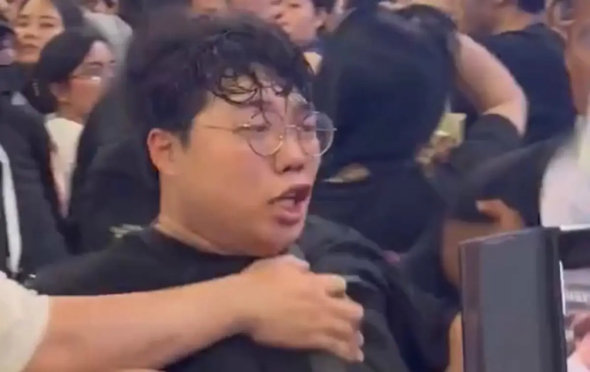 Oknum fansite asal Korea Selatan yang diduga berbuat rusuh di Golden Disc Awards (GDA) di JIS Jakarta, Sabtu 6 Januari 2024. (Sumber : X - InfoSemarang.com)