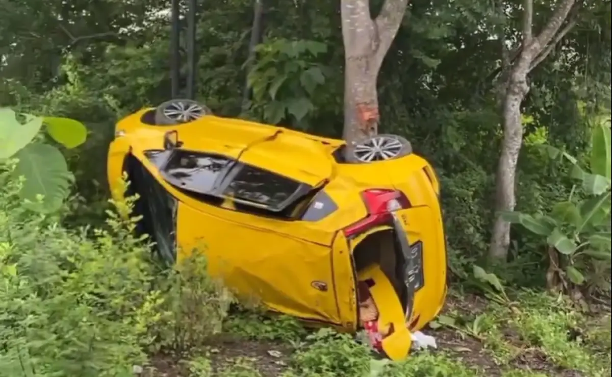 Terjadi kecelakaan tunggal di Jalan Dempet-Godong, Demak, pada Minggu 7 Januari 2024 siang, mobil yang ngebut diduga oleng lalu terperosok ke kebun milik warga. (Sumber : Instagram @demakharini - InfoSemarang.com)