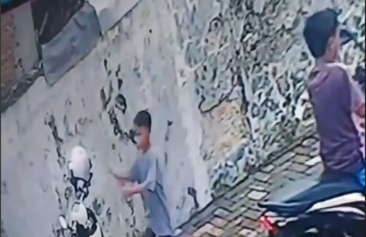 Beredar video yang memperlihatkan aksi 2 bocah cilik maling helm di Metro Sports Center Puspowarno, tempat futsal di Salamanmloyo, Semarang Barat, Minggu 7 Januari 2024. (Sumber : Instagram @infokejadiansemarang.new - InfoSemarang.com)