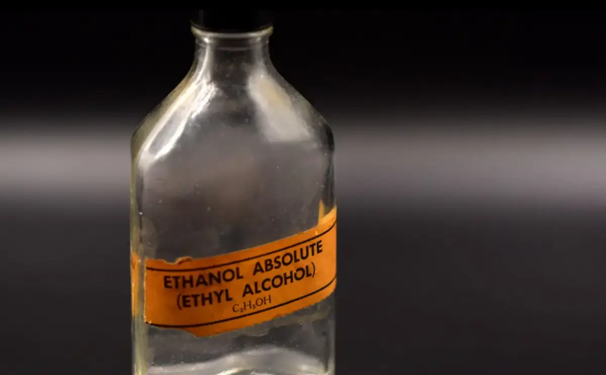 Ilustrasi: Empat pemuda tewas setelah pesta minuman keras oplosan di Darat Tempel, Dadapsari, Semarang Utara, Kota Semarang, Kamis 4 Januari 2024 lalu. (Sumber : Shutterstock - InfoSemarang.com)