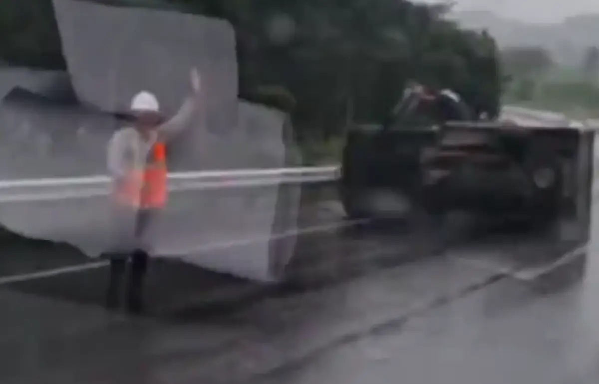 Terjadi kecelakaan tunggal di Tol Semarang-Solo ruas Banyumanik arah Ungaran KM 424, Senin 8 Januari 2024 siang, sebuah truk terguling. (Sumber : Instagram @rasikausa - InfoSemarang.com)