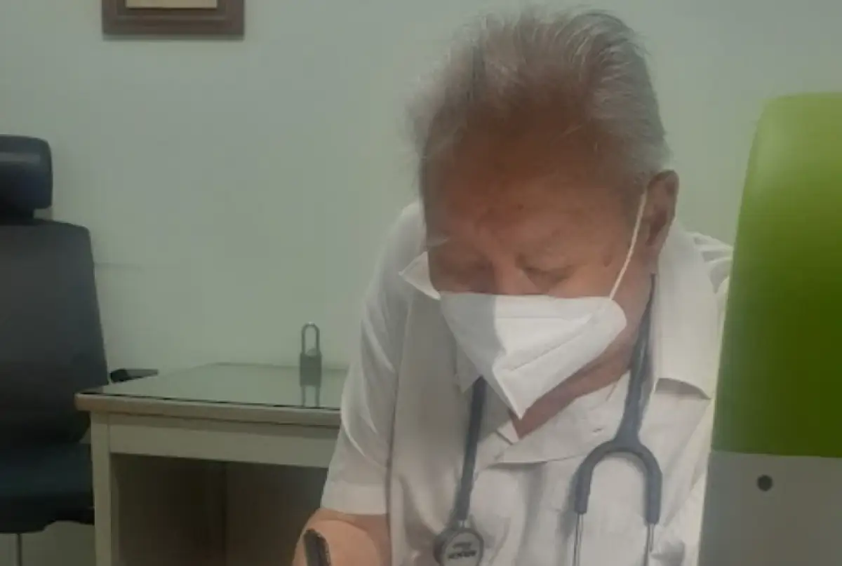 dr Lo Siauw Ging dikenal sebagai dokter paling dermawan di Kota Solo karena tak memandang harga saat memberikan pengobatan kepada pasiesnnya, terutama bagi pasien tidak mampu. (Sumber : Google Roseberry - InfoSemarang.com)