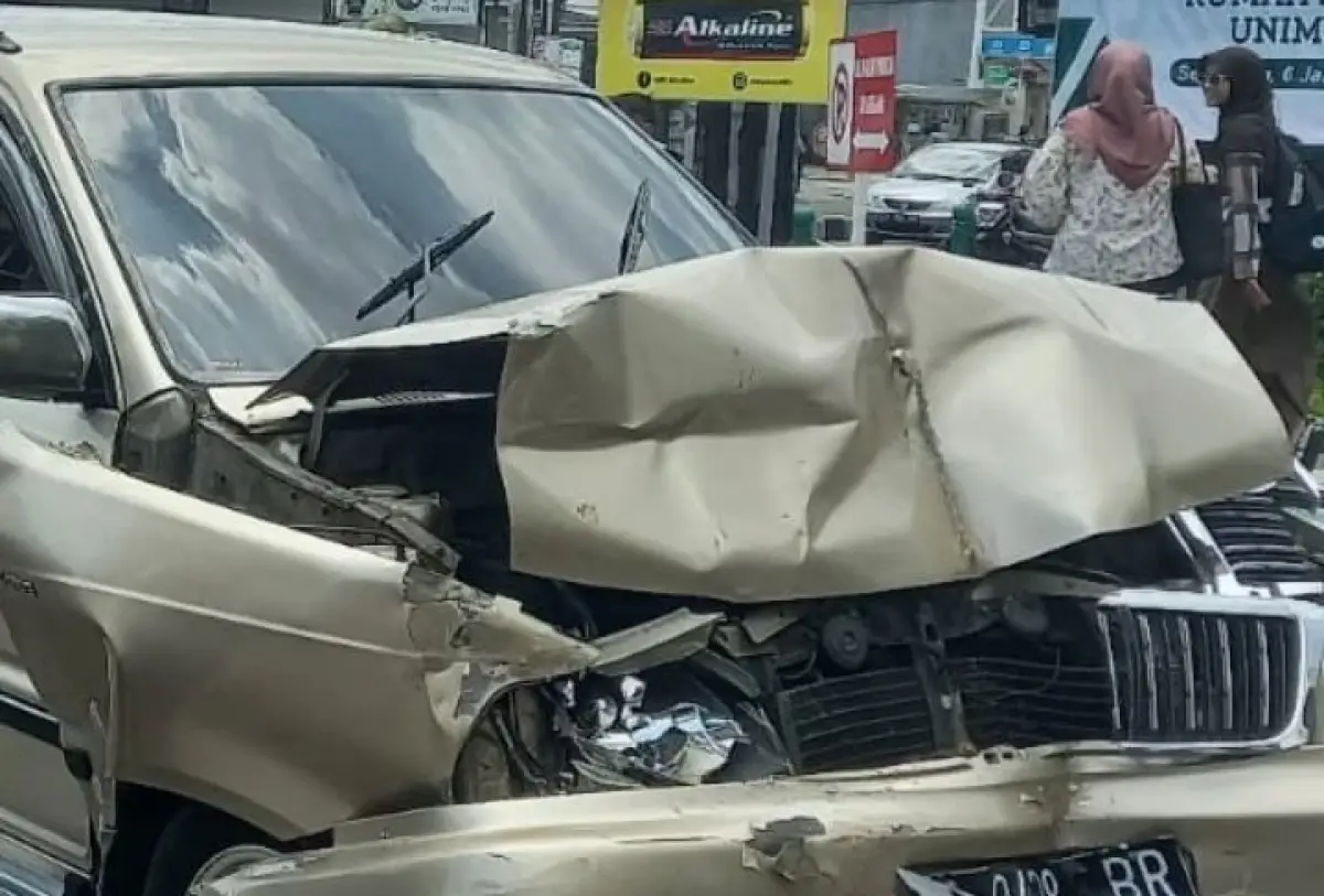 Terjadi kecelakaan di depan kampus UNIMUS Semarang, Selasa 9 Januari 2024 siang, 3 mobil tabrakan hingga mengalami ringsek. (Sumber : Bankom Polrestabes Semarang - InfoSemarang.com)