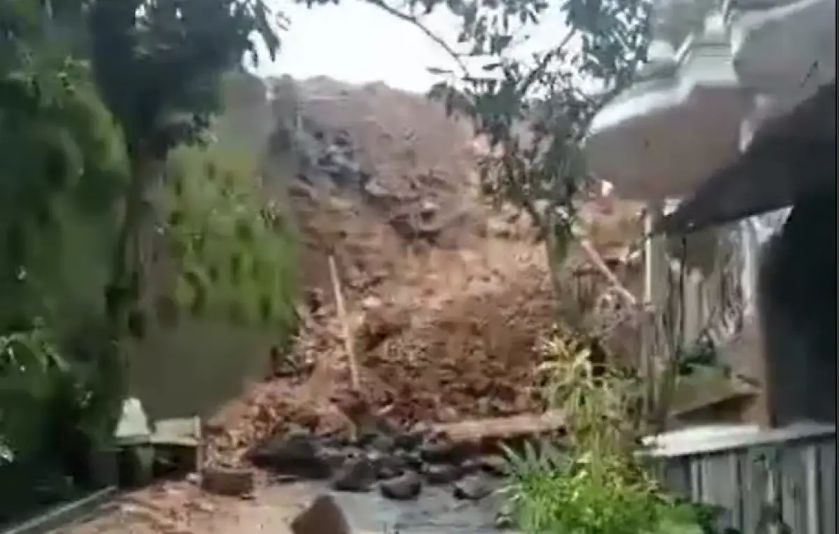 Terjadi bencana tanah longsor, talud ambrol, di Villa Payung Indah 3 No 34, Pudak Payung, Banyumanik, Kota Semarang, Selasa 9 Januari 2024. (Sumber : Instagram @infokejadiansemarang.new - InfoSemarang.com)