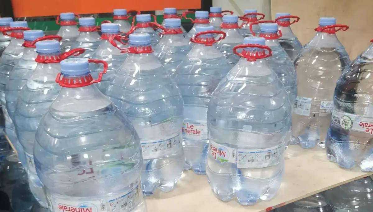 Warganet mengeluh soal sulitnya mendapatkan air galon Le Minerale, belum lagi harganya yang naik dari harga biasanya. Harga per galon kini Rp 25 ribu. (Sumber : Instagram @kesoloyuuk - InfoSemarang.com)