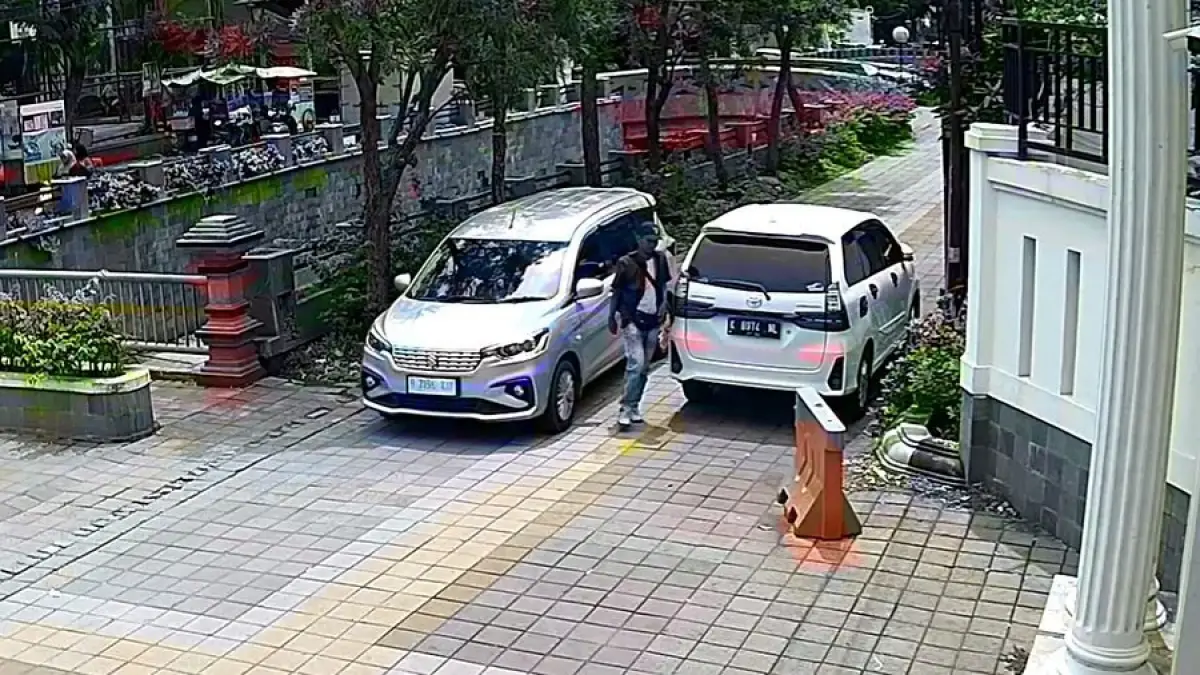 Seorang pria nekat maling mobil Toyota Avanza warna putih yang diparkir di belakang Balai Kota Semarang pada 6 Desember 2023 lalu, namun rekaman CCTV baru tersebar pada Rabu 10 Januari 2024. (Sumber : Instagram @hery_jbrik - InfoSemarang.com)