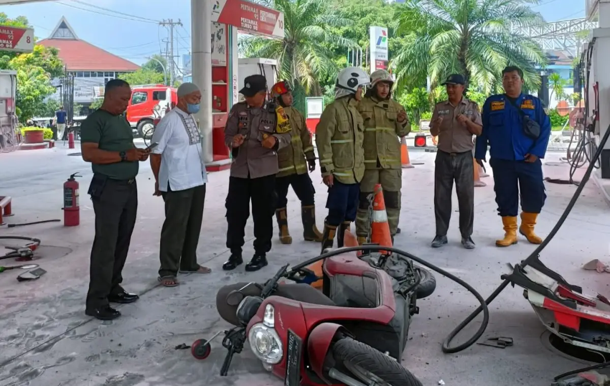 Kebakaran terjadi di pom bensin dekat Undip Tembalang Semarang pada Rabu 10 Januari 2024 siang sekitar pukul 12.00 WIB, SPBU tutup sementara waktu demi keamanan. (Sumber : Bankom Polrestabes Semarang - InfoSemarang.com)