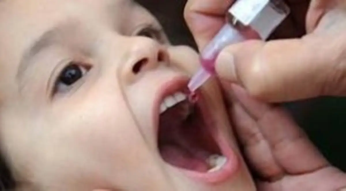 Ilustrasi: Waspada bahaya penyakit polio pada anak, jangan lupa beri imunisasi 2 tetes vaksin yang bisa didapat melalui beberapa tempat di Kota Semarang. (Sumber : Freepik - InfoSemarang.com)