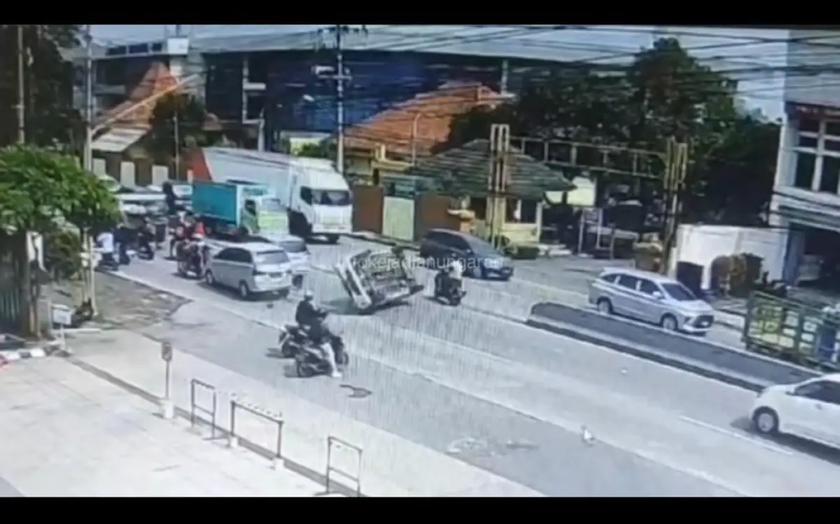 kecelakaan di depan SPBU Karangjati, diduga sopir mobil LCGC ngantuk tabrak mobil lain (Sumber : Instagram @kejadiansmg)