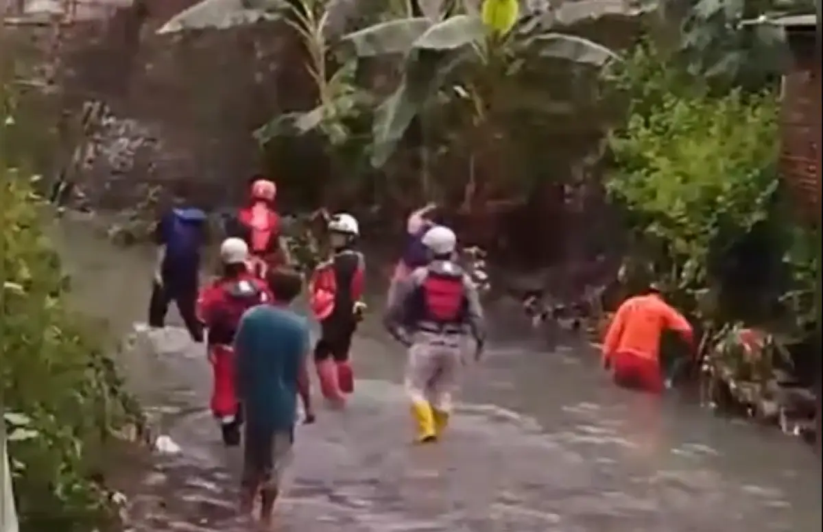 Seorang bocah laki-laki kelas 2 SD dikabarkan hanyut terbawa arus sungai di Kali Kagok, Wonotingal, Candisari, Kota Semarang, Kamis 11 Januari 2024 siang. (Sumber : Instagram @kejadiansmg - InfoSemarang.com)