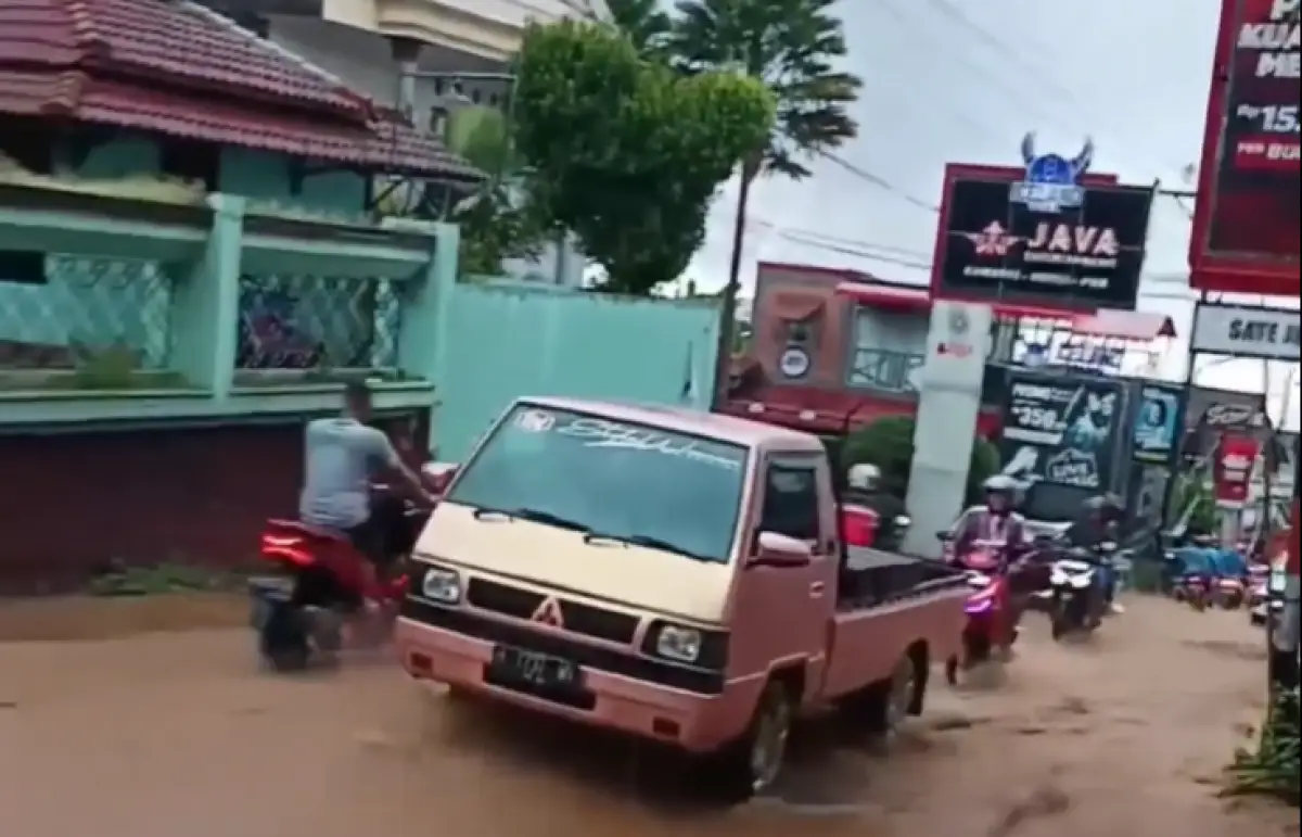 Banjir air dan lumpur menerjang di Jalan Mayor Soeyoto Bandungan, Kabupaten Semarang, Kamis 11 Januari 2024 sore, imbas hujan deras. (Sumber : Instagram @infokejadiansemarang_atas - InfoSemarang.com)