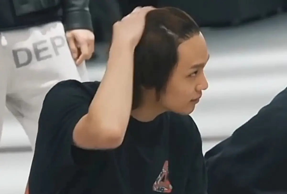 Haechan NCT dikenai denda setelah kedapatan merokok menggunakan rokok elektrik di dalam ruangan pada tayangan latihan video NCT 127, Rabu 10 Januari 2024. (Sumber : X - InfoSemarang.com)