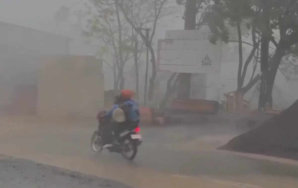 Ilustrasi hujan lebat. Cek prakiraan cuaca Kota Semarang, Sabtu 3 Februari 2024.