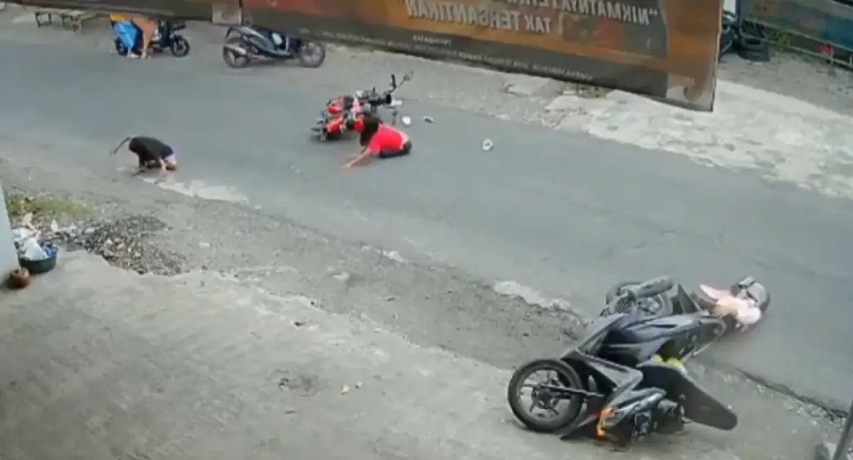 Viral video yang memperlihatkan 2 bocah perempuan yang mengendarai sepeda listrik tertabak perempuan yang naik motor matic di jalan, simak aturan naik sepeda listrik. (Sumber : Instagram @andreli_48 - InfoSemarang.com)