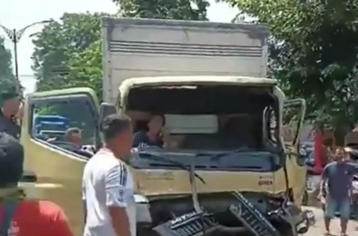 Kronologi kecelakaan beruntun di depan PMI Kendal, Jumat 12 Januari 2024 siang yang melibatkan sejumlah kendaraan, berakibat korban luka-luka. (Sumber : Instagram @insta_kendal)