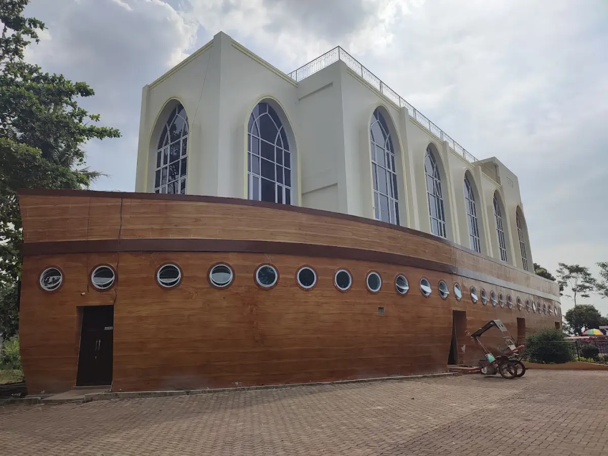 Masjid Bahtera Nabi Nuh atau Masjid As-Safinatun Najah ada di Kota Semarang, tepatnya di Jalan Kyai Padak, Podorejo, Ngaliyan, masjid wasiat dari sebuah keluarga Uni Emirat Arab. (Sumber : Google The Z - InfoSemarang.com)