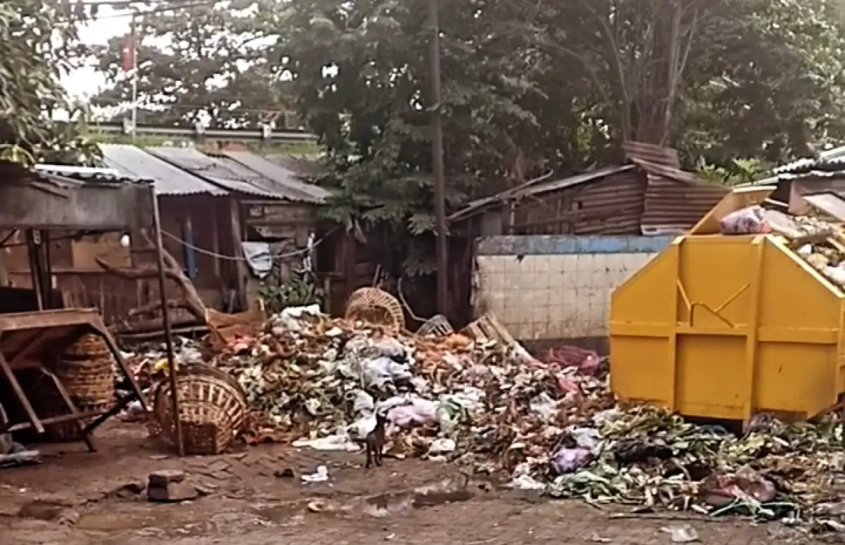 Warga di Pasar Bangetayu, Genuk, Kota Semarang, mengeluhkan soal tumpukan sampah yang cukup banyak masih tertimbun di kawasan pasar sehingga timbul bau tak sedap. (Sumber : Instagram @infokejadian_genuk - InfoSemarang.com)