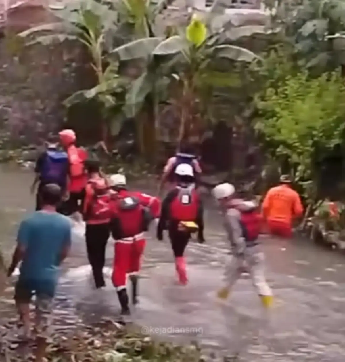 info terbaru pencarian bocah SD hanyut di Kali Kagok, Candisari (Sumber : Instagram @kejadiansmg)