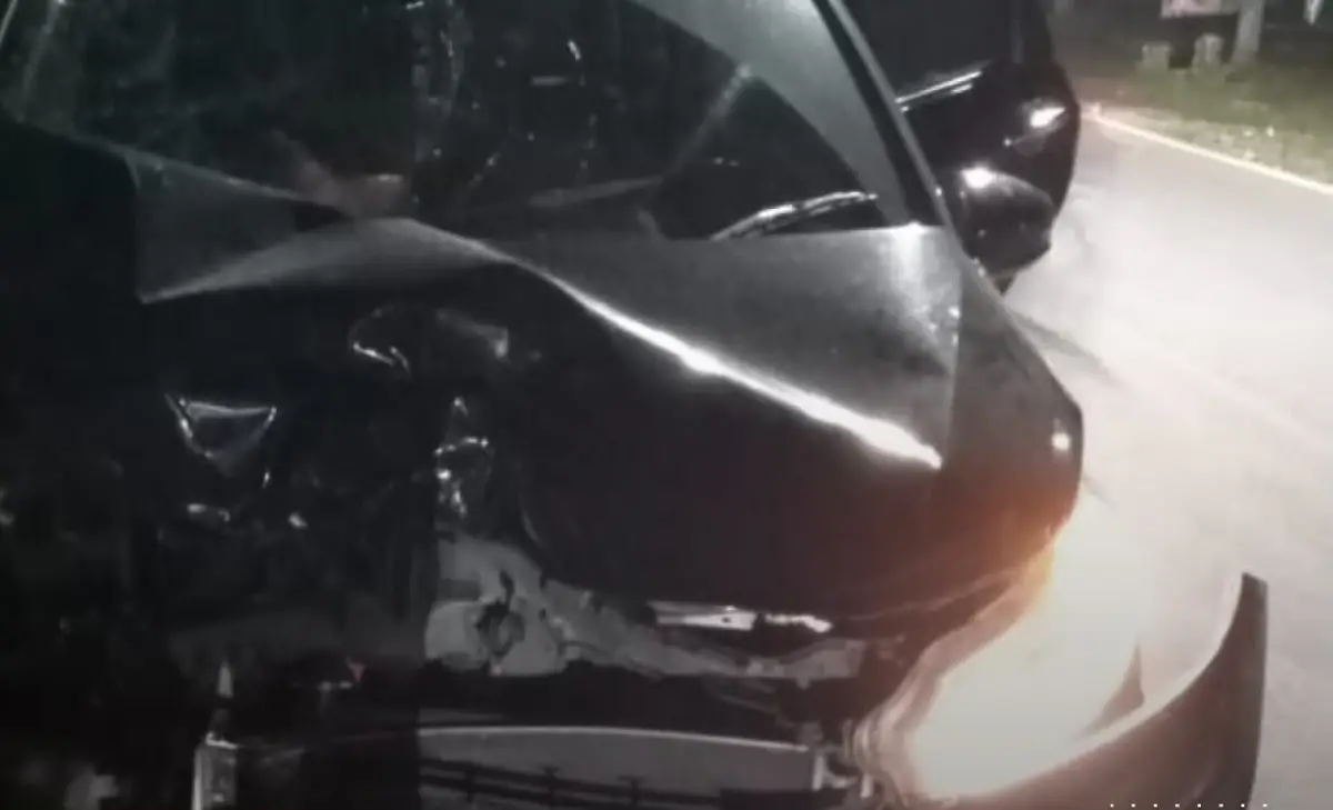 Kecelakaan maut terjadi di Jalan RM Hadisoebeno Sosro Wardoyo, Mijen, Kota Semarang, melibatkan mobil Honda Mobilio dan motor, Minggu 14 Januari 2024 dini hari. (Sumber : Instagram @kabarberitasemarang - InfoSemarang.com)