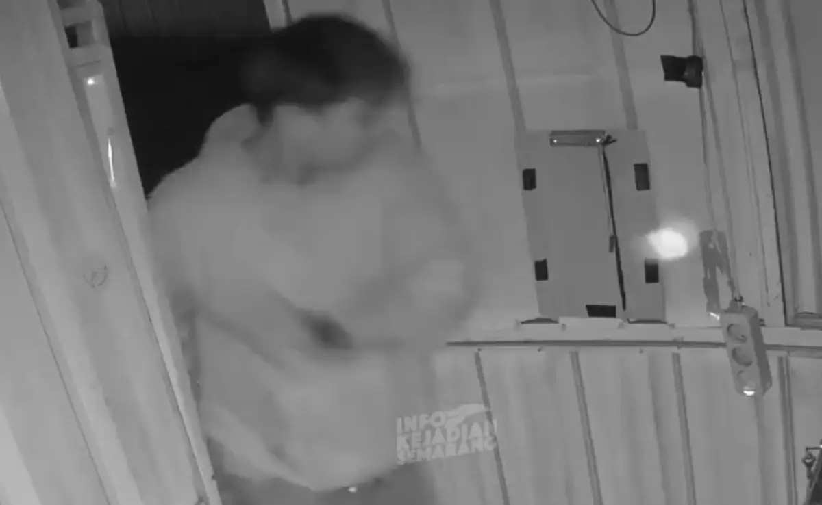 Seorang pria nekat membobol outlet penjual es teh yang berlokasi di Jalan Gajahraya dekat Masjid Agung Jawa Tengah (MAJT) Semarang, Minggu 13 Januari 2024 dini hari. (Sumber : Instagram @infokejadian_semarang - InfoSemarang.com)