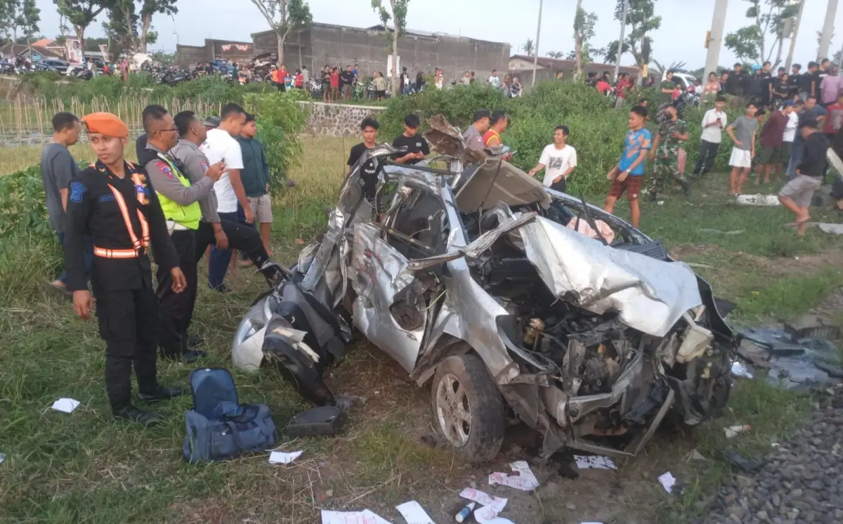 Laka maut di perlintasan kereta tanpa palang pintu di Prambanan, Klaten, Minggu 14 Januari 2024 sore, melibatkan KA Gaya Baru Malam Selatan vs mobil Toyota Agya, sopir mobil tewas. (Sumber : Facebook Sumarno - InfoSemarang.com)