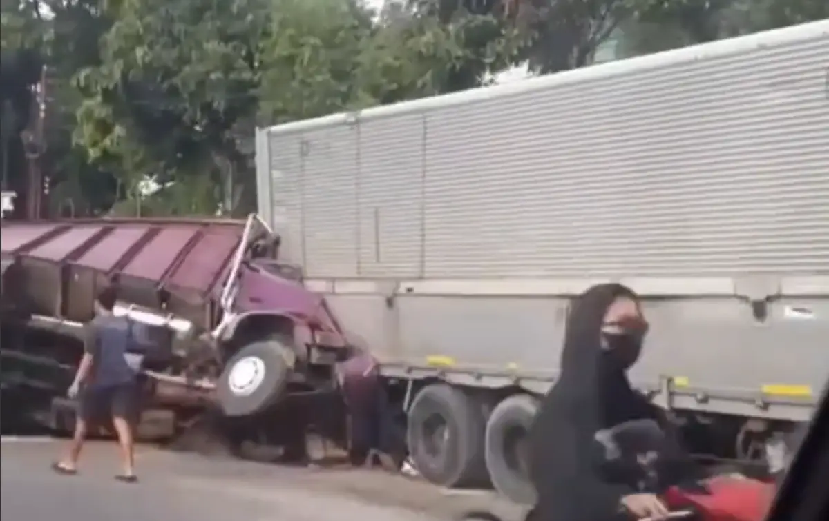 Kecelakaan melibatkan 3 kendaraan terjadi di Jalan Palagan, tepatnya di Perumahan Bawen Bukit Permai, Bawen, Kabupaten Semarang, Minggu 14 Januari 2024. (Sumber : Instagram @kejadiansmg - InfoSemarang.com)