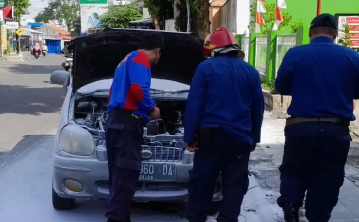 Sebuah mobil tiba-tiba mengeluarkan percikan api setelah mengisi BBM di SPBU Asmara Ungaran, Minggu 14 Januari 2024 pagi, beruntung petugas pom bensin sigap. (Sumber : Instagram @infokejadianungaran - InfoSemarang.com)
