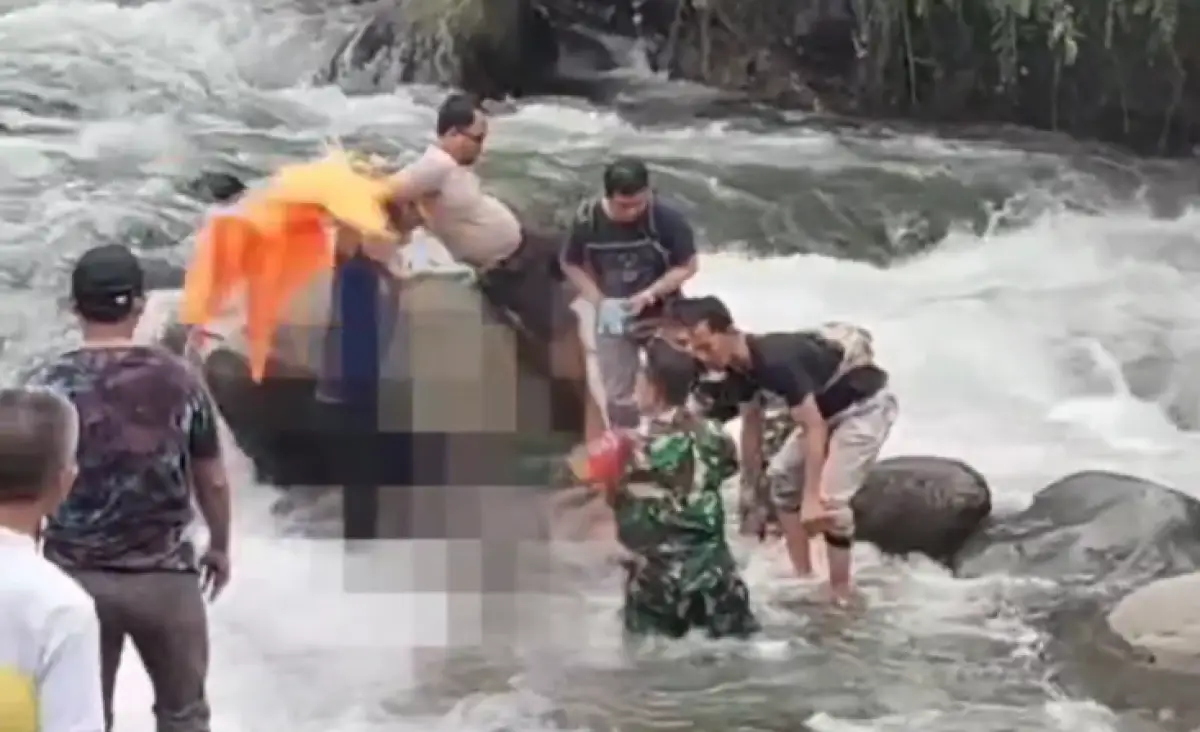 Mayat pria tanpa busana ditemukan di sungai Kali Lojahan perbatasan Desa Bandar dan Binangun, Bandar, Batang, Minggu 14 Januari 2024 sore. (Sumber : Instagram @batang.update - InfoSemarang.com)