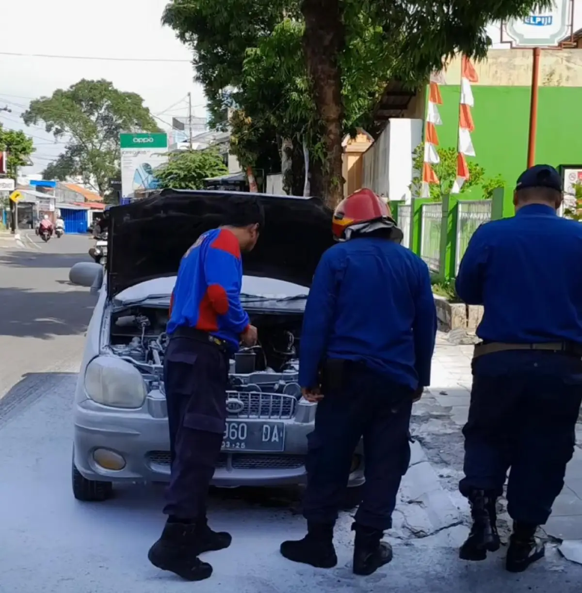 mobil Citycar KIA mengeluarkan percikan api di SPBU Asmara Ungaran (Sumber : instagram @infokejadianungaran)