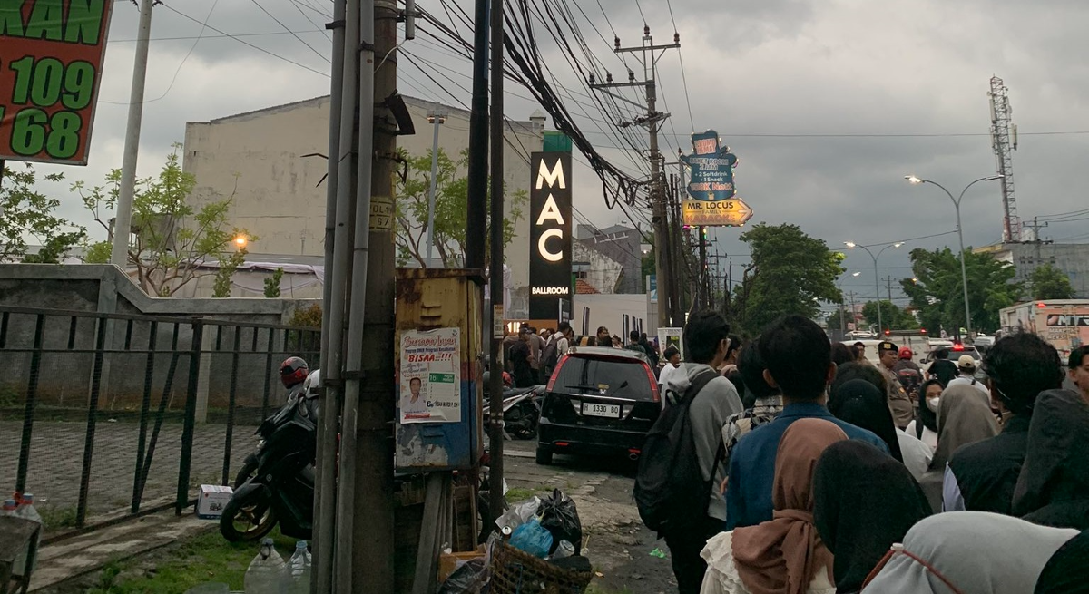 Desak Anies di MAC Ballroom, Semarang, peserta membludak hingga antre di Jalan Majapahit, Senin 5 Februari 2024. (@brigittasiw - InfoSemarang.com)