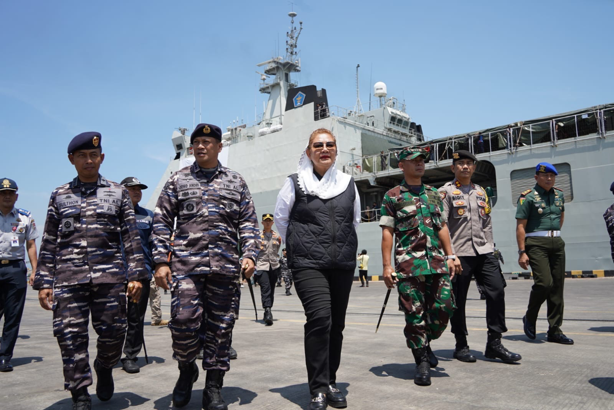 Wali Kota Semarang, Hevearita Gunaryanti Rahayu menyambut pemudik di Pelabuhan Tanjung Emas.
(Sumber: | Foto: dok Humas Pemkot Semarang.)
