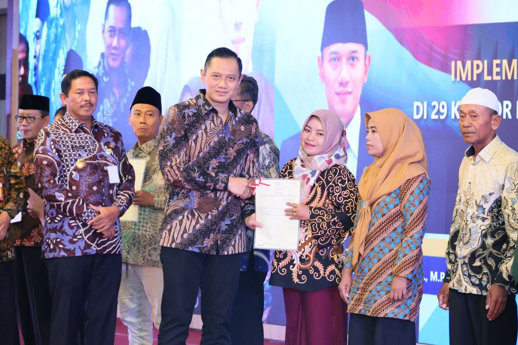 Menteri ATR BPN Agus Harimurti Yudhoyono (AHY) meresmikan program sertipikat tanah elektronik. (Sumber: | Foto: sakti)