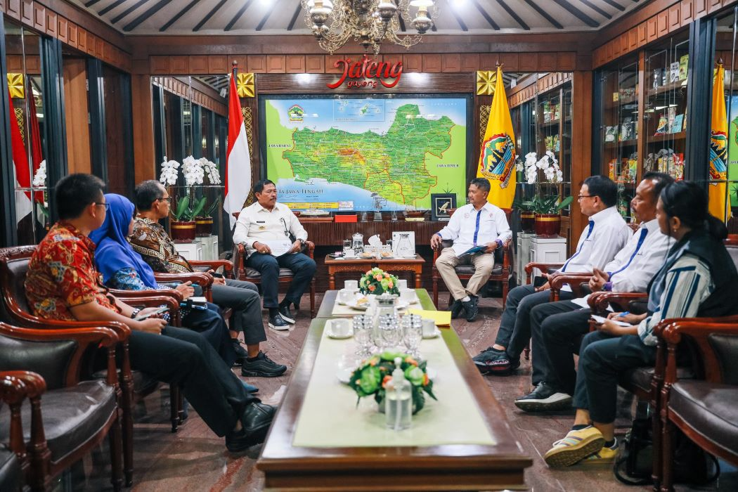 Pj Gubernur Jawa Tengah Nana Sudjana saat audiensi dengan perwakilan Kemenpora. (Sumber:  | Foto: dok Humas Jateng.)